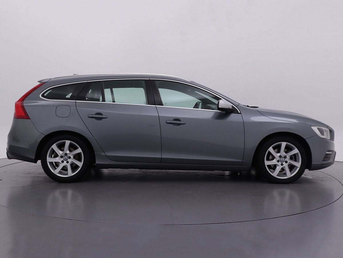 36006266 volvo v60 2 0 d2 r design 3 01
