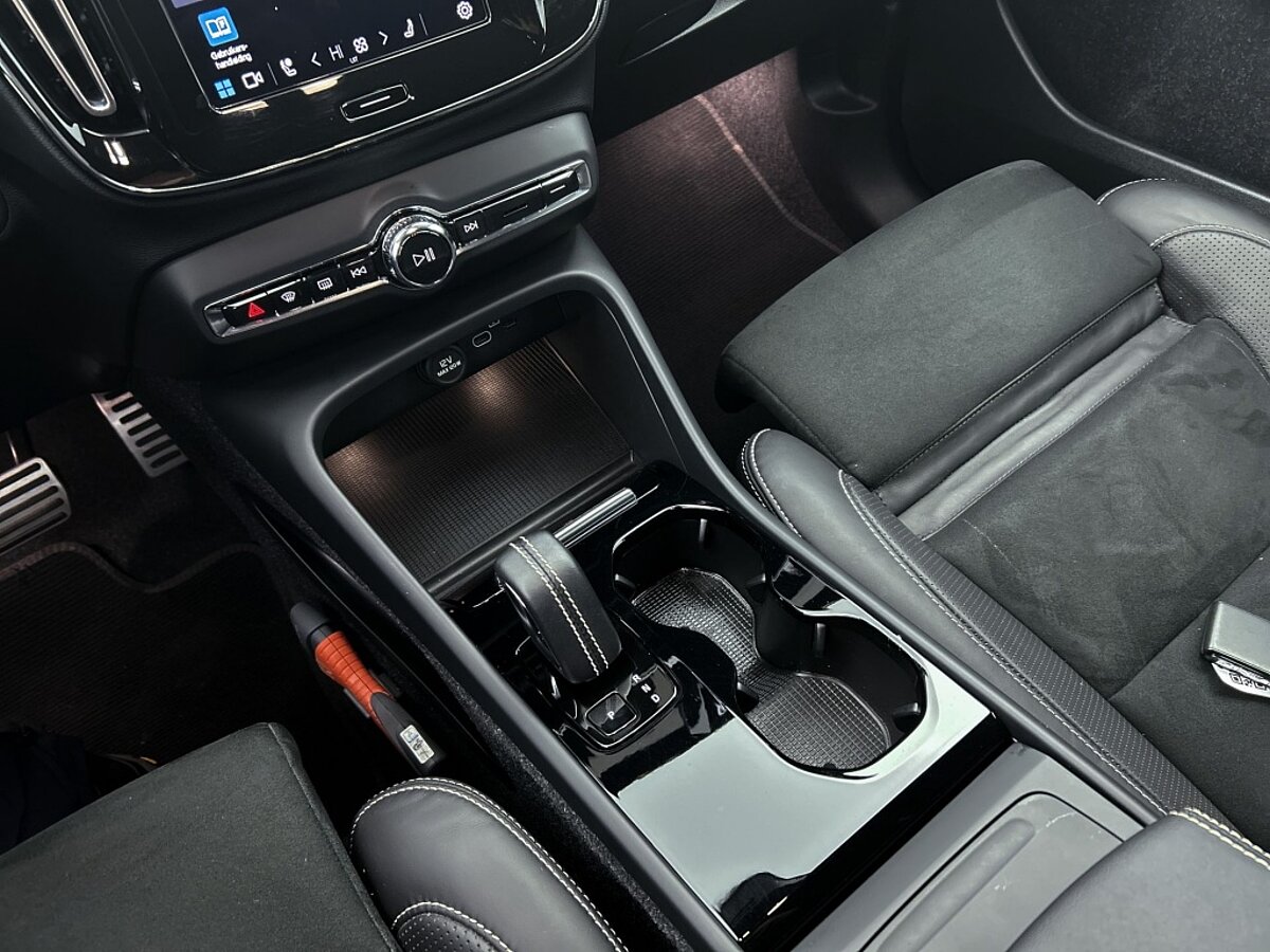 44714624 volvo xc40 recharge p8 awd r design 9 05