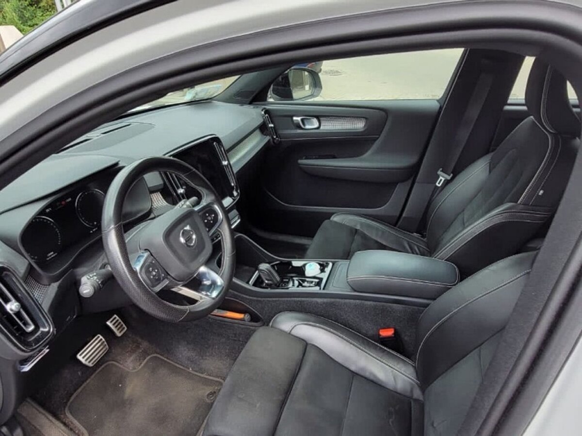 49424573 volvo xc40 1 5 t2 r design 9 02