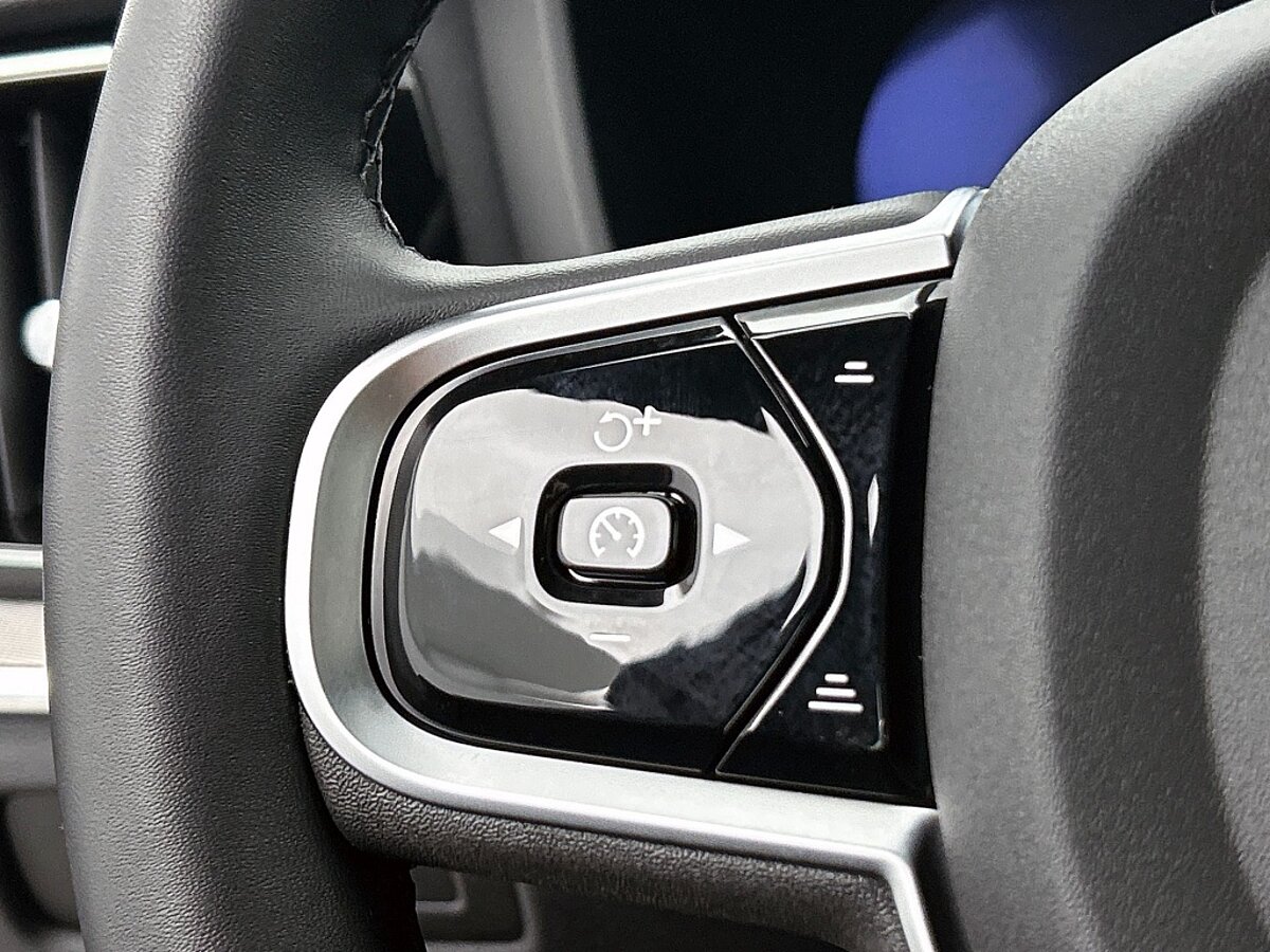 49833852 volvo v60 2 0 t6 awd plus dark trekhaak leder camera 360 harman ka 7 02