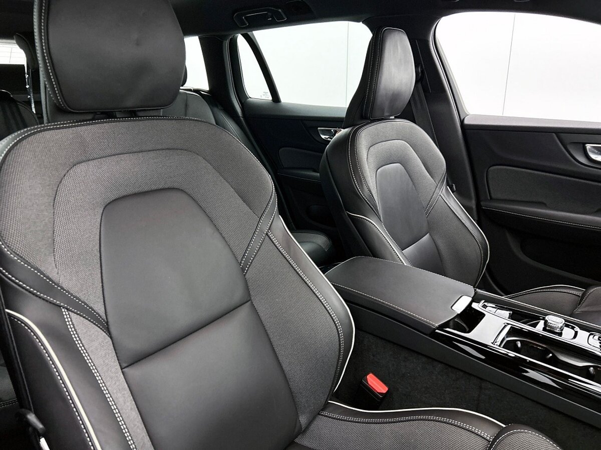 49833852 volvo v60 2 0 t6 awd plus dark trekhaak leder camera 360 harman ka 78