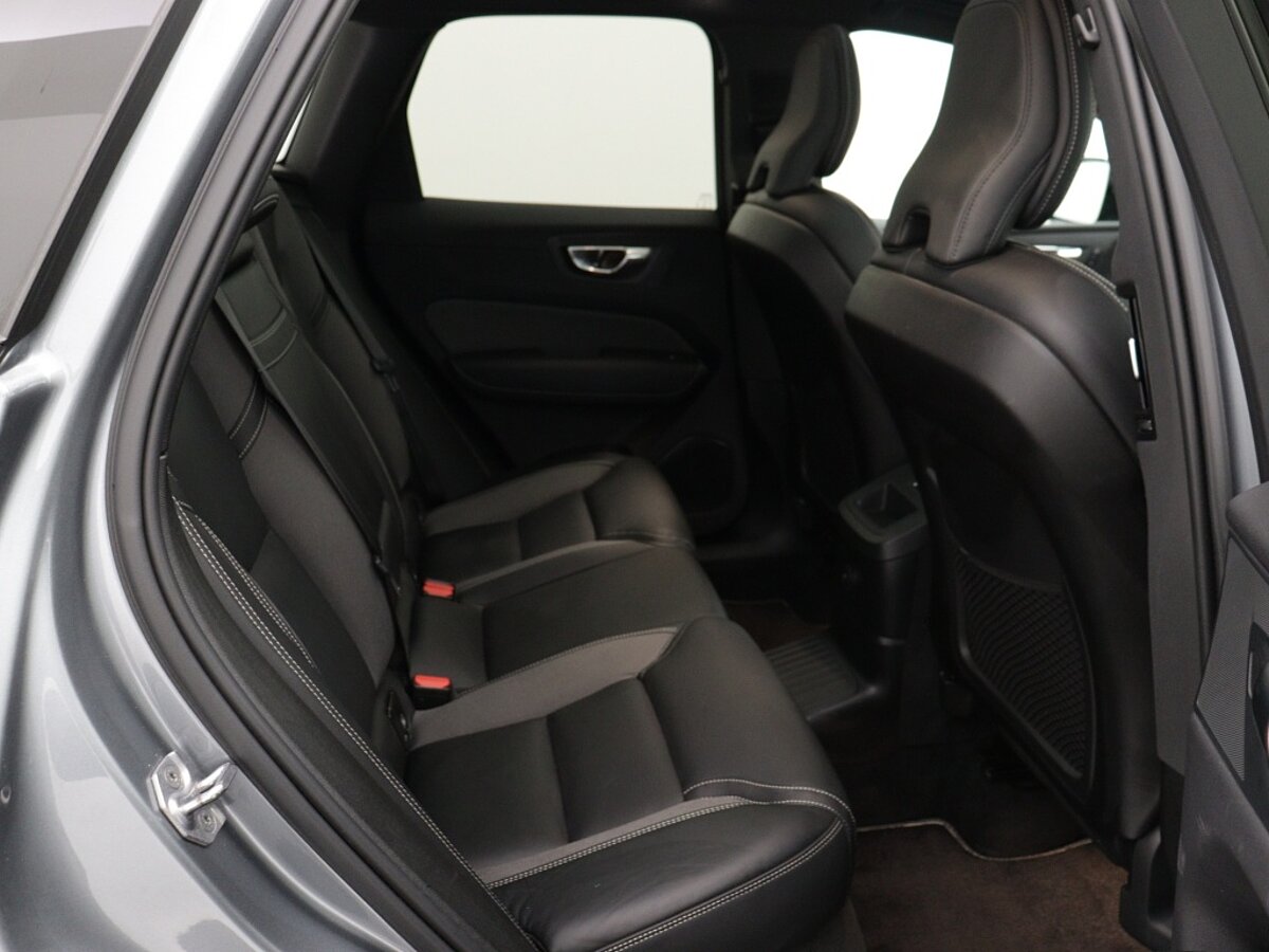 43863335 volvo xc60 2 0 recharge t8 r design 13
