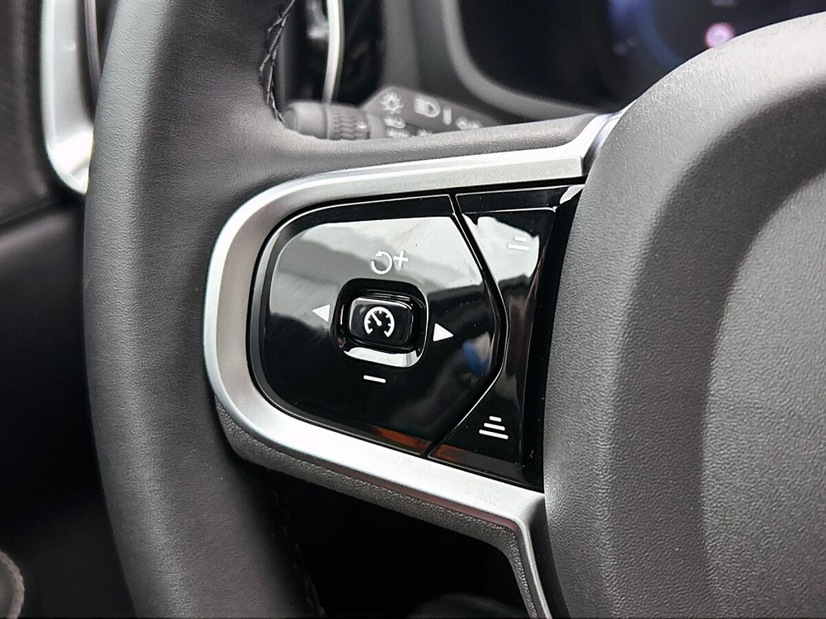 47465265 volvo v60 2 0 t6 awd dark 7 02
