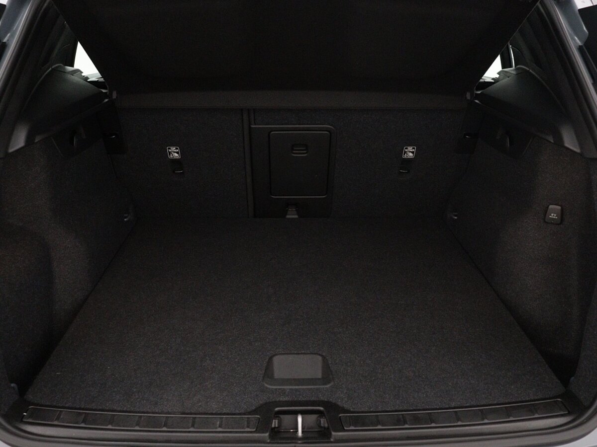 44247367 volvo xc40 1 5 t4 recharge r design 44