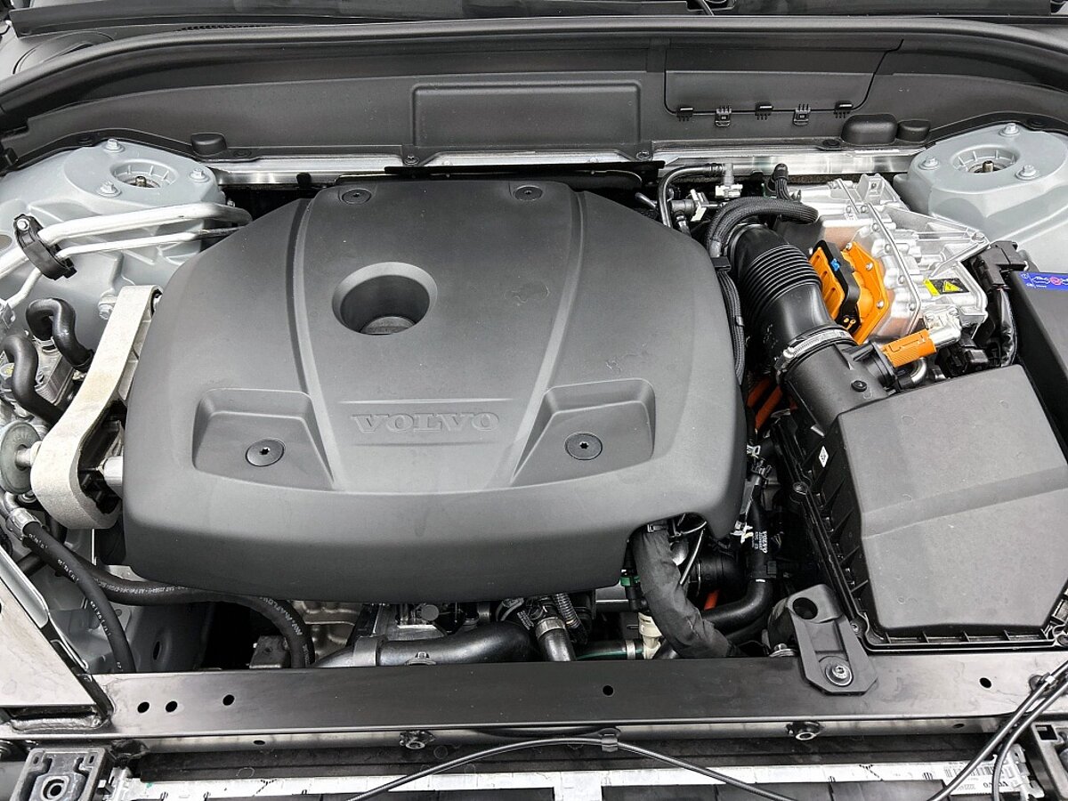 43680818 volvo xc60 2 0 t8 awd plus dark harman kardon panoramadak 21 lm velg 74