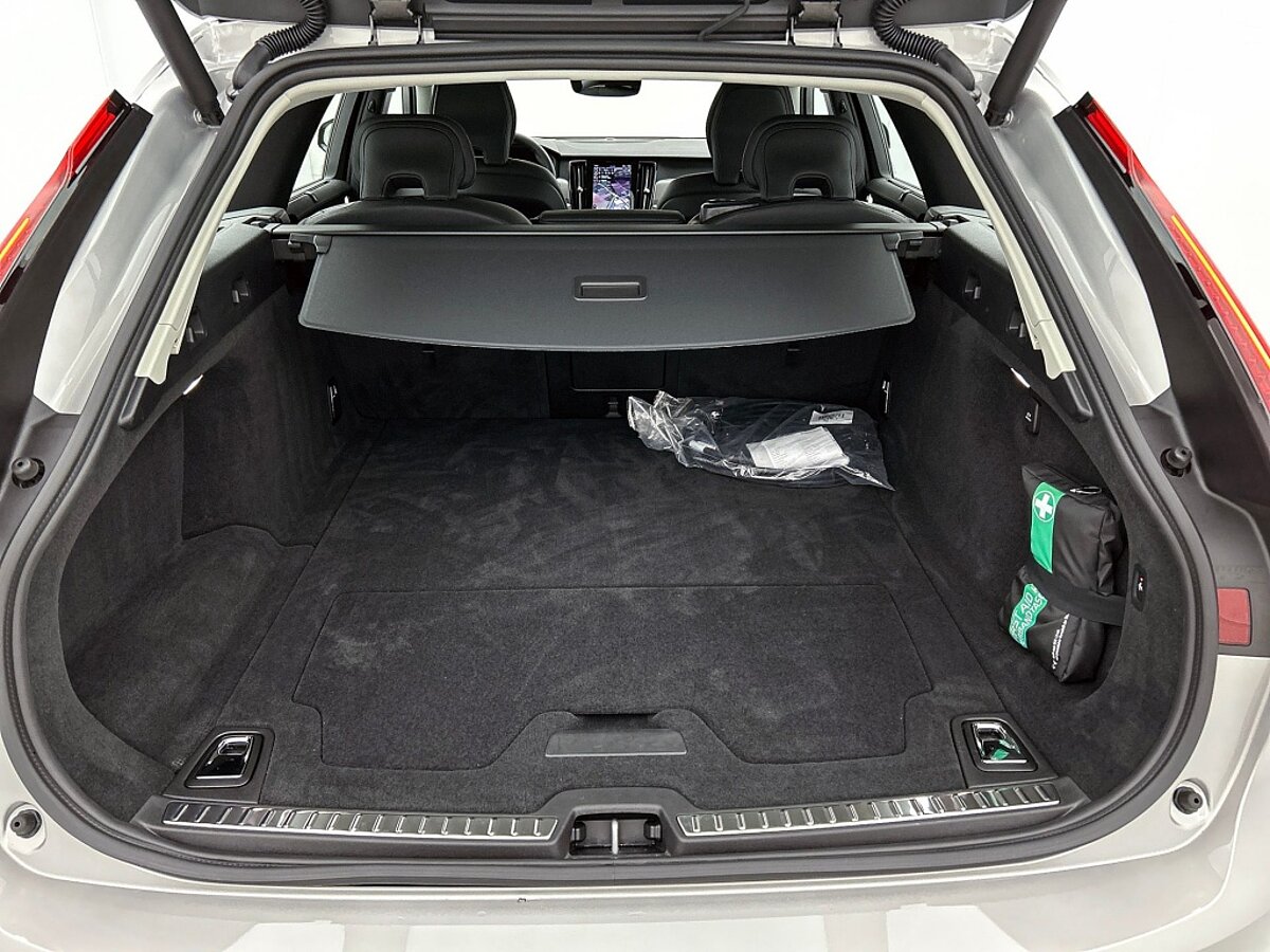 47270922 volvo v90 2 0 t8 awd uitra dark 33