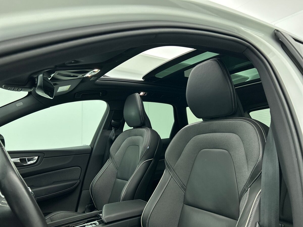 49295812 volvo xc60 2 0 t8 recharge r design 43