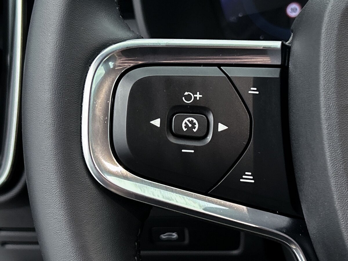 44775381 volvo xc40 2 0 b4 plus dark 41