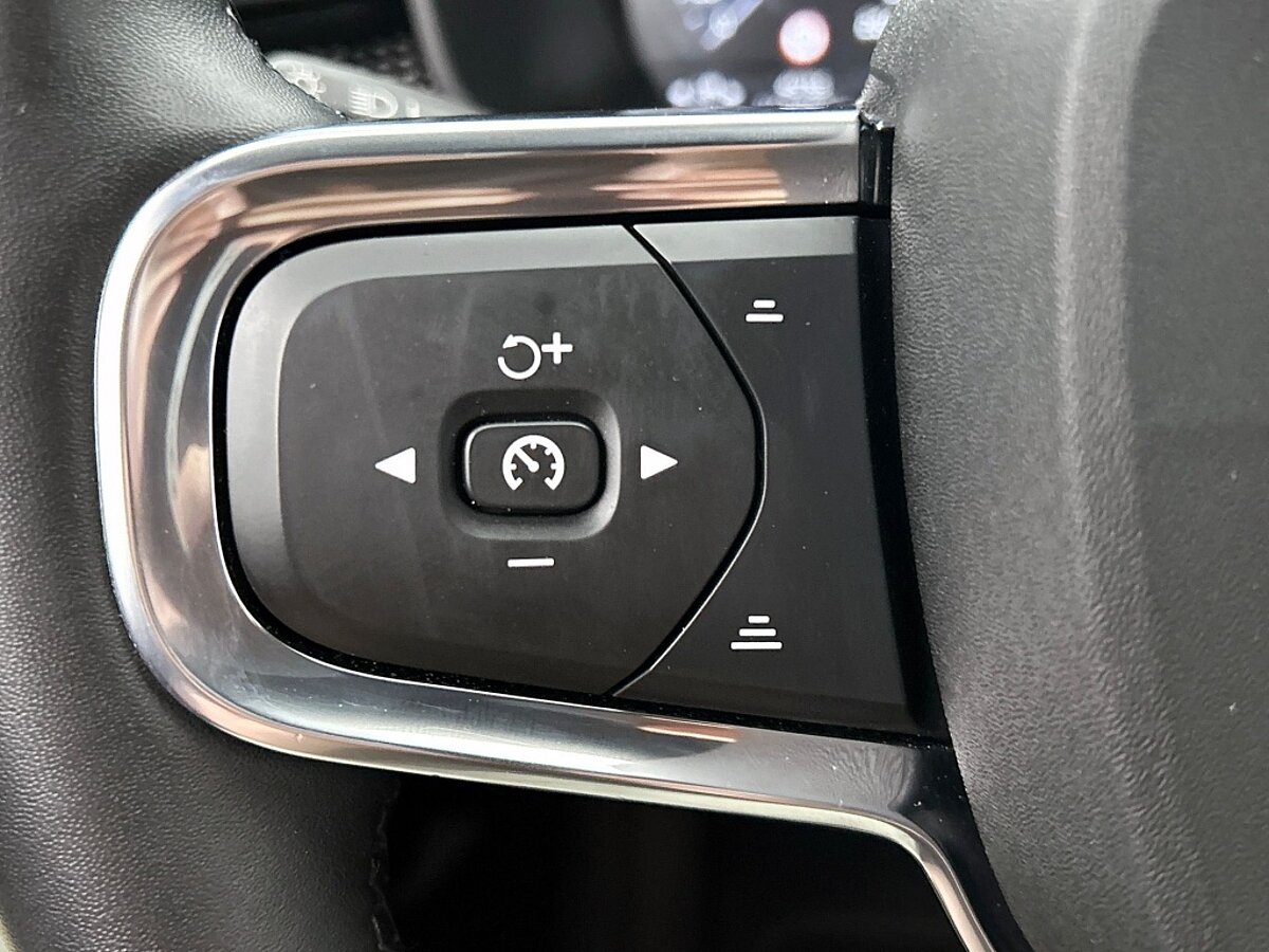 45916107 volvo xc40 1 5 t4 recharge r design harman kardon 07
