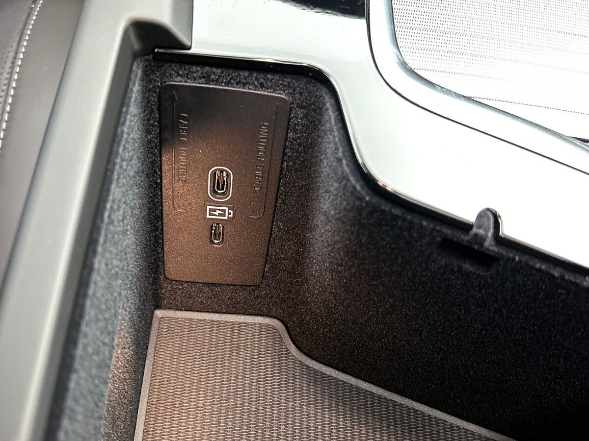 46843930 volvo xc60 2 0 t6 awd ultra black edition bowers wilkins luchtvering b04408