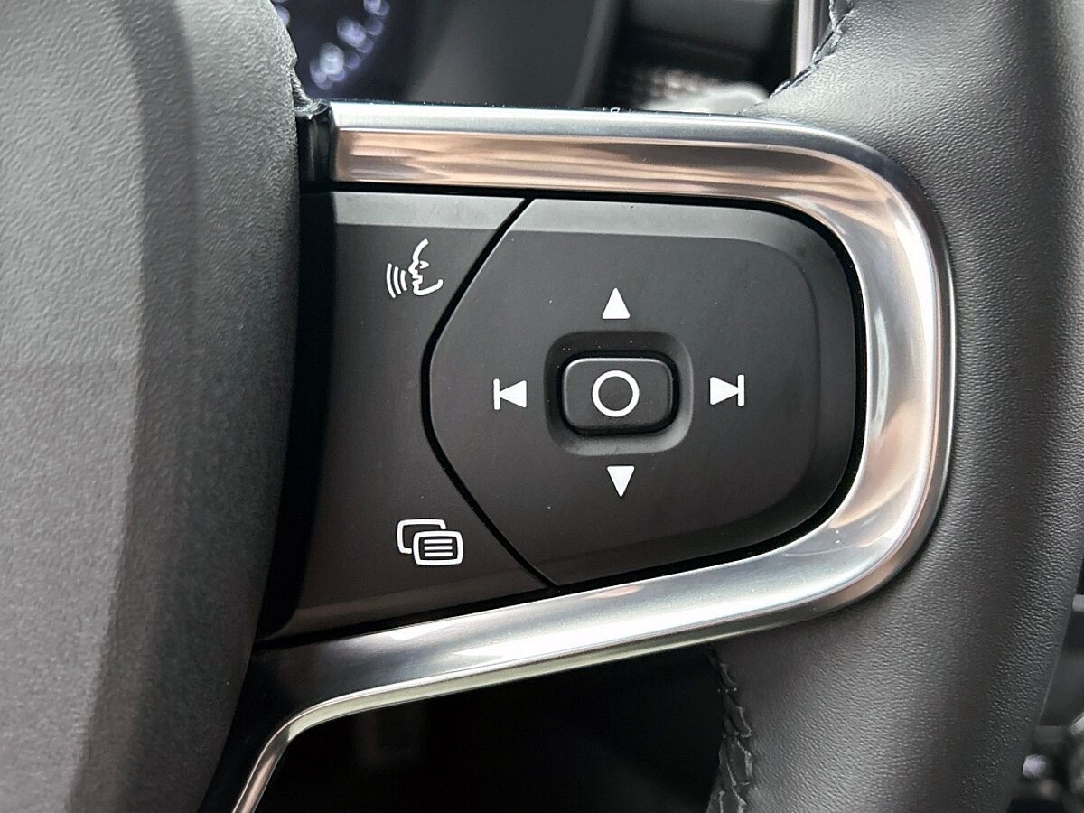 45916107 volvo xc40 1 5 t4 recharge r design harman kardon 08