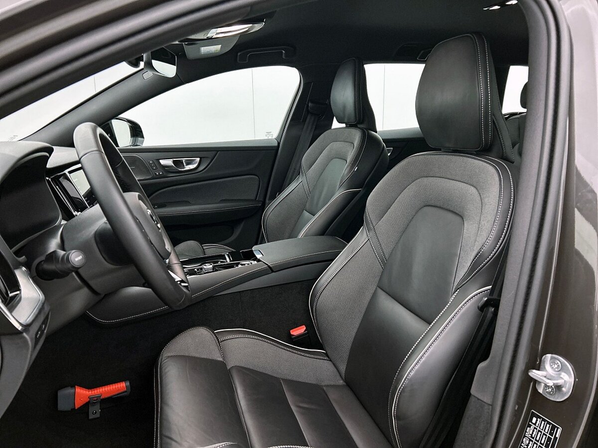 49833852 volvo v60 2 0 t6 awd plus dark trekhaak leder camera 360 harman ka 77