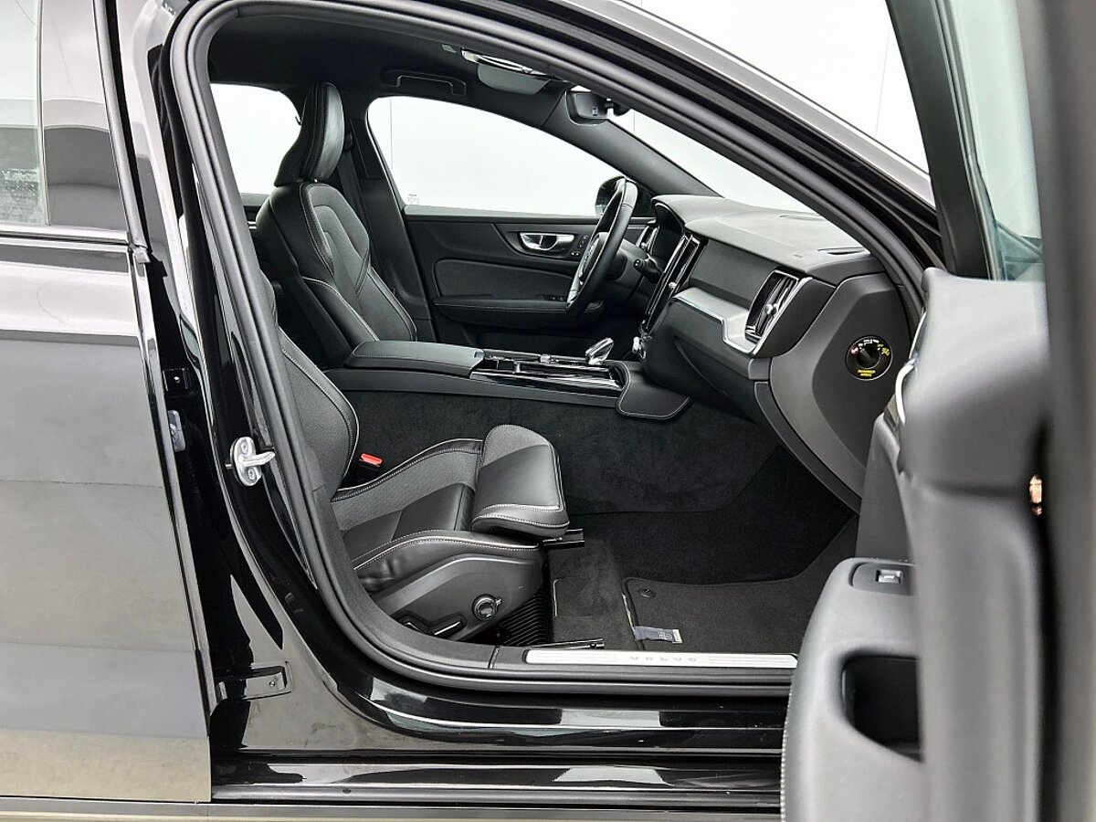 49833650 volvo v60 2 0 t6 awd plus dark trekhaak 360 camera harman kardon aud 73