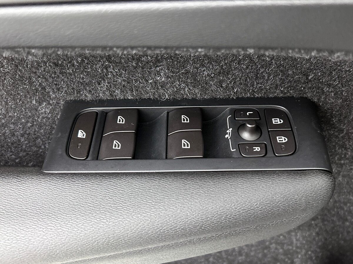 46668342 volvo xc40 2 0 t5 awd r design intro edition 59
