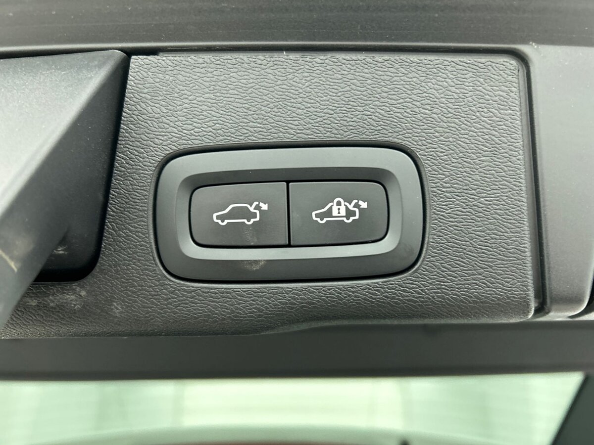 49295812 volvo xc60 2 0 t8 recharge r design 09