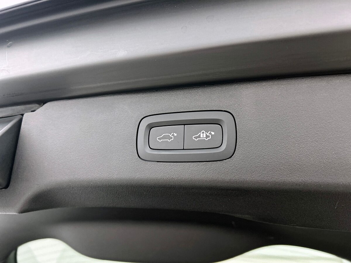 46742268 lynk co 01 1 5 phev black edition 36