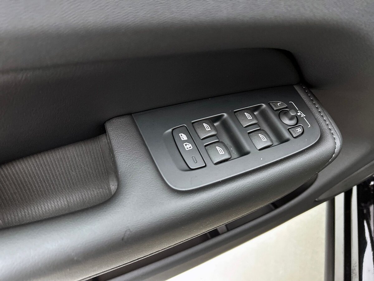 48687982 volvo xc60 2 0 t6 awd ultra dark 7874db