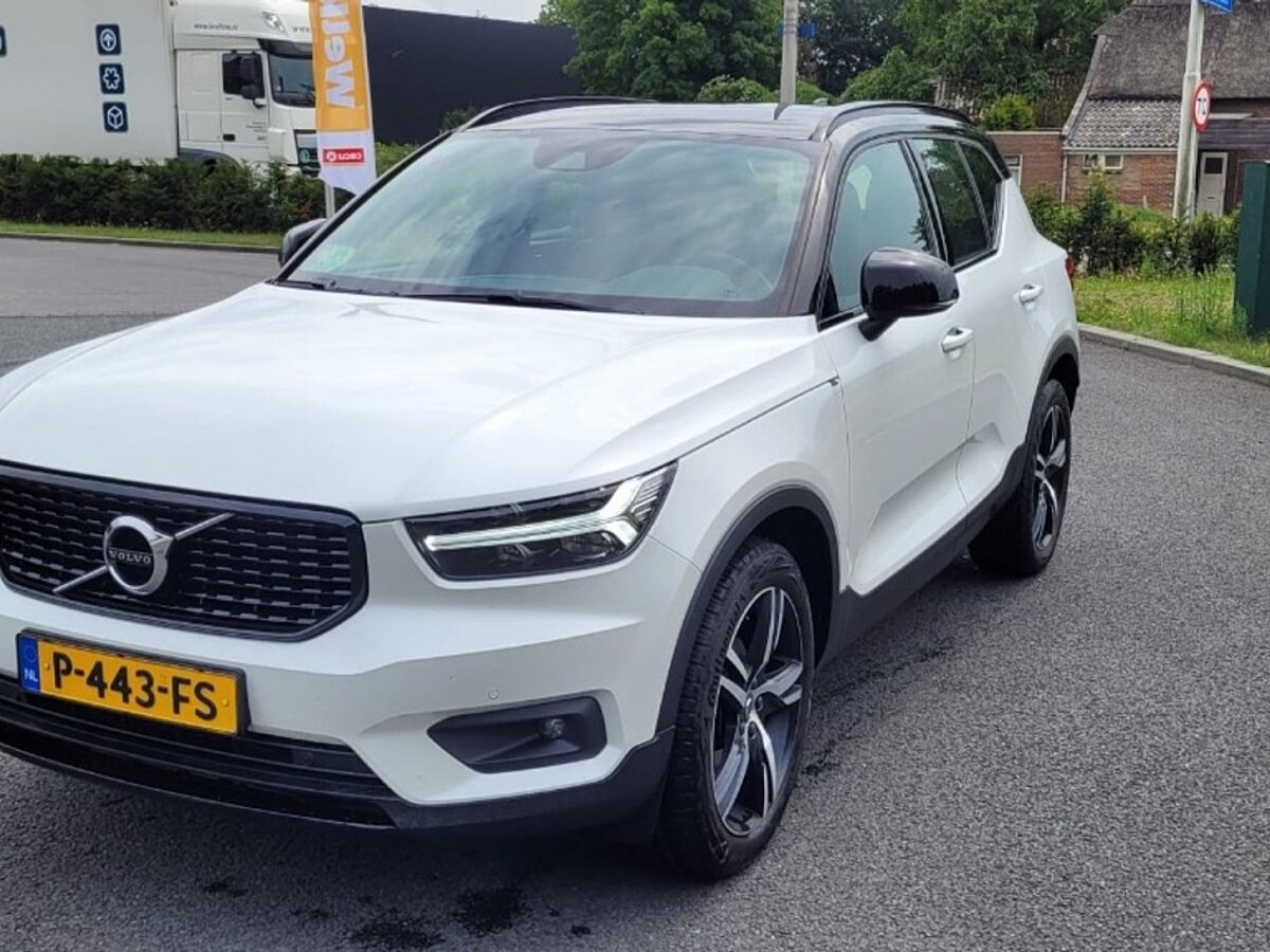 49424573 volvo xc40 1 5 t2 r design 2 02