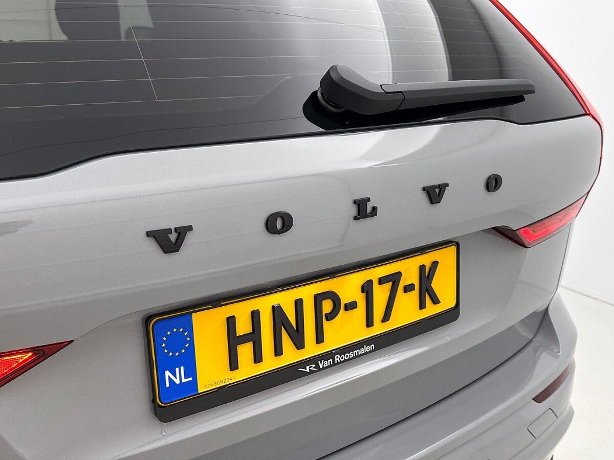 43680818 volvo xc60 2 0 t8 awd plus dark harman kardon panoramadak 21 lm velg 72