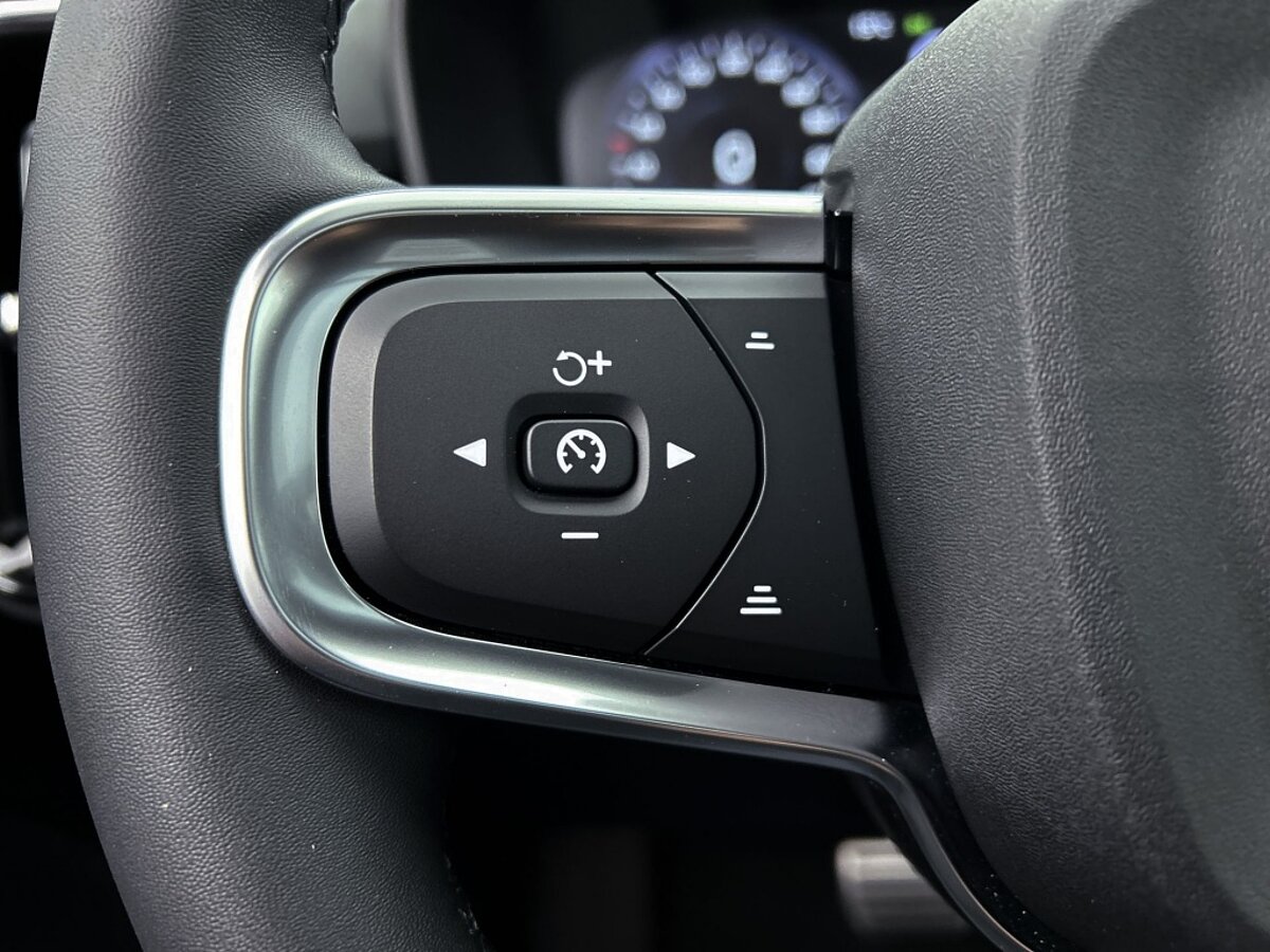 44986349 volvo xc40 1 5 t4 recharge r design 70