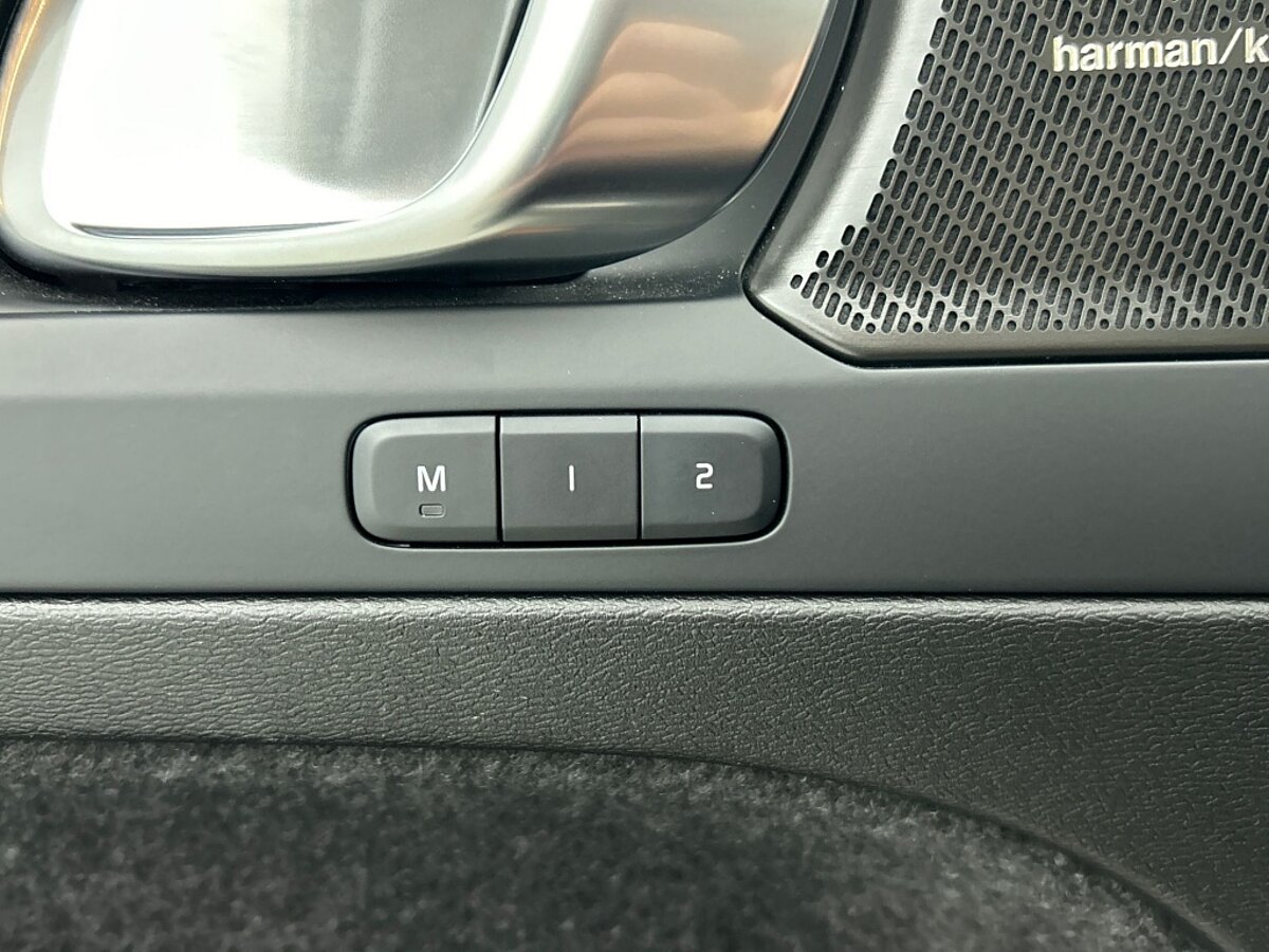46931780 volvo xc40 2 0 b4 plus black edition 42
