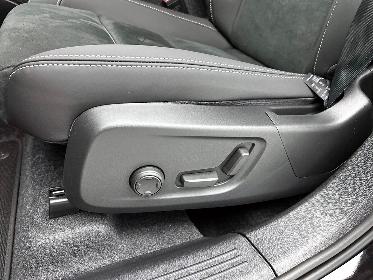 46844168 volvo xc40 2 0 b4 plus black edition 522aa8