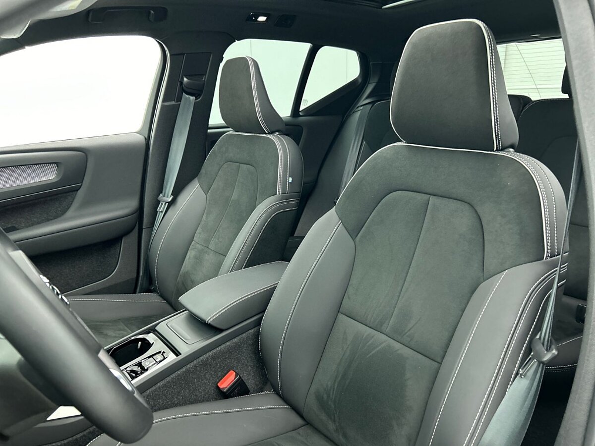 46931780 volvo xc40 2 0 b4 plus black edition 57