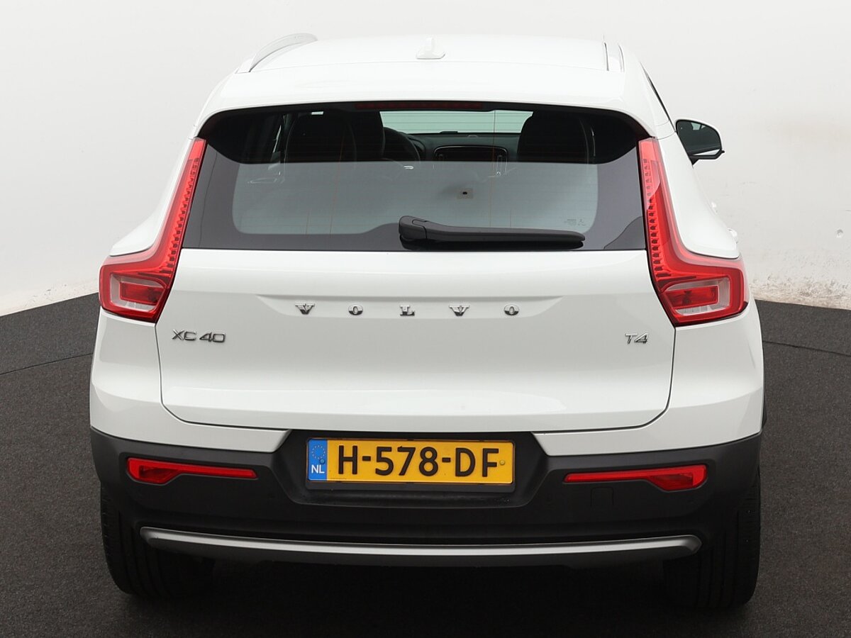 35824529 volvo xc40 2 0 t4 momentum pro 01