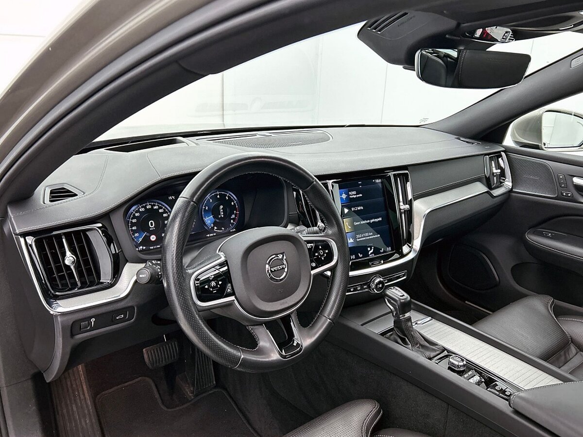 48741197 volvo v60 t6 awd 20 inch pano stoelventilatie 360 styling kit 55