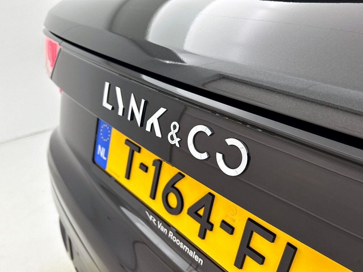 46742268 lynk co 01 1 5 phev black edition 41