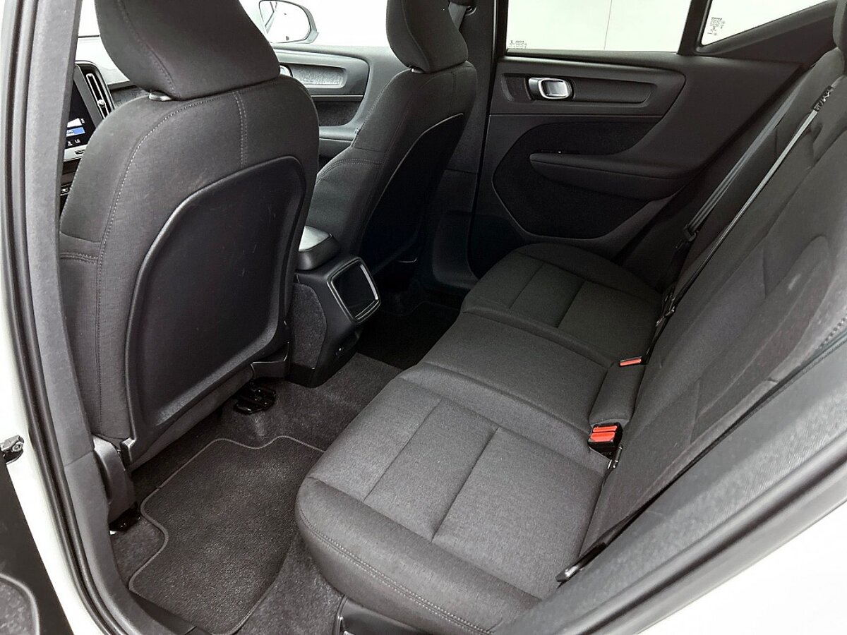 46251143 volvo xc40 1 5 t2 momentum core 29