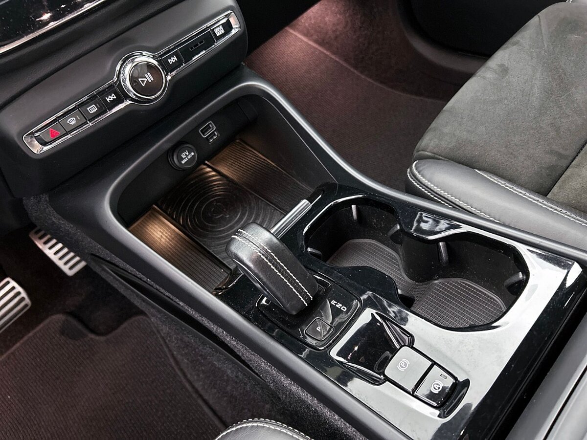 49567384 volvo xc40 2 0 t5 awd r design intro edition 08