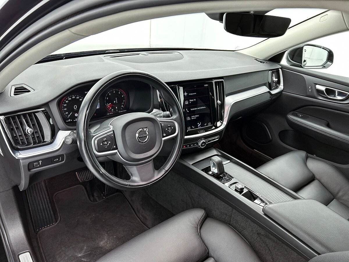 46919499 volvo v60 2 0 b4 momentum business 01