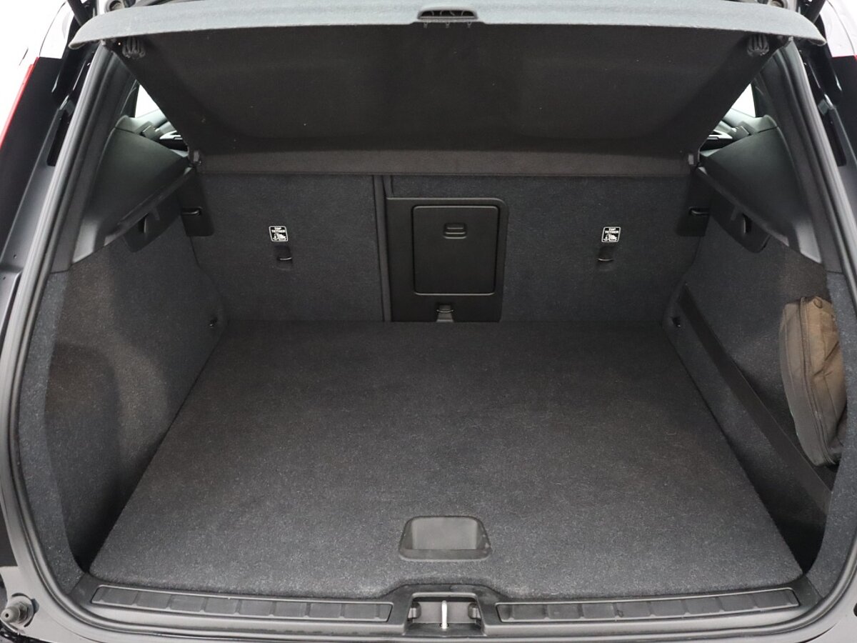 35352608 volvo xc40 1 5 t3 momentum pro 05