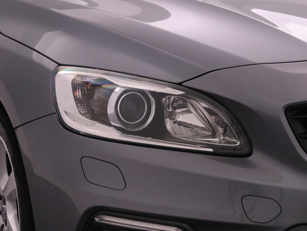 36006266 volvo v60 2 0 d2 r design 9 01