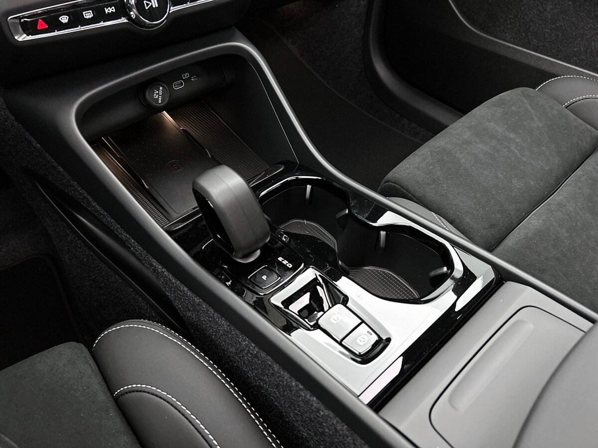 46844168 volvo xc40 2 0 b4 plus black edition 64
