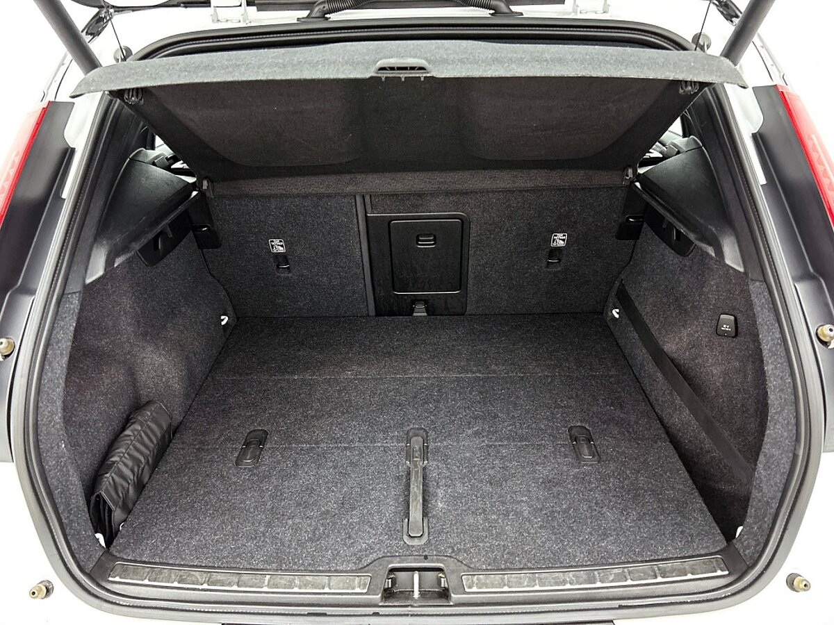 49567384 volvo xc40 2 0 t5 awd r design intro edition 33