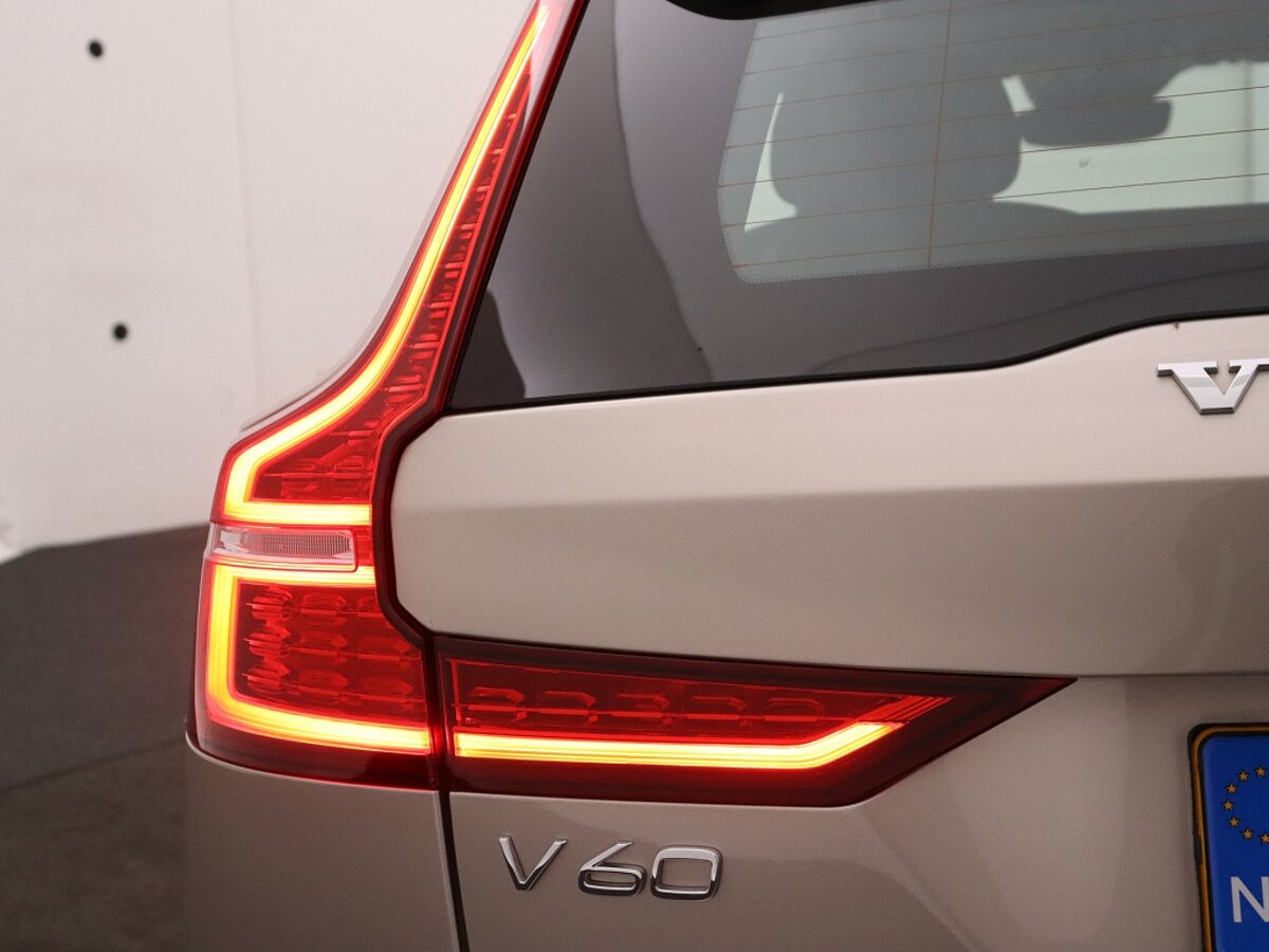 41451043 volvo v60 2 0 b3 plus dark panorama dak trekhaak lighting pack ea5279