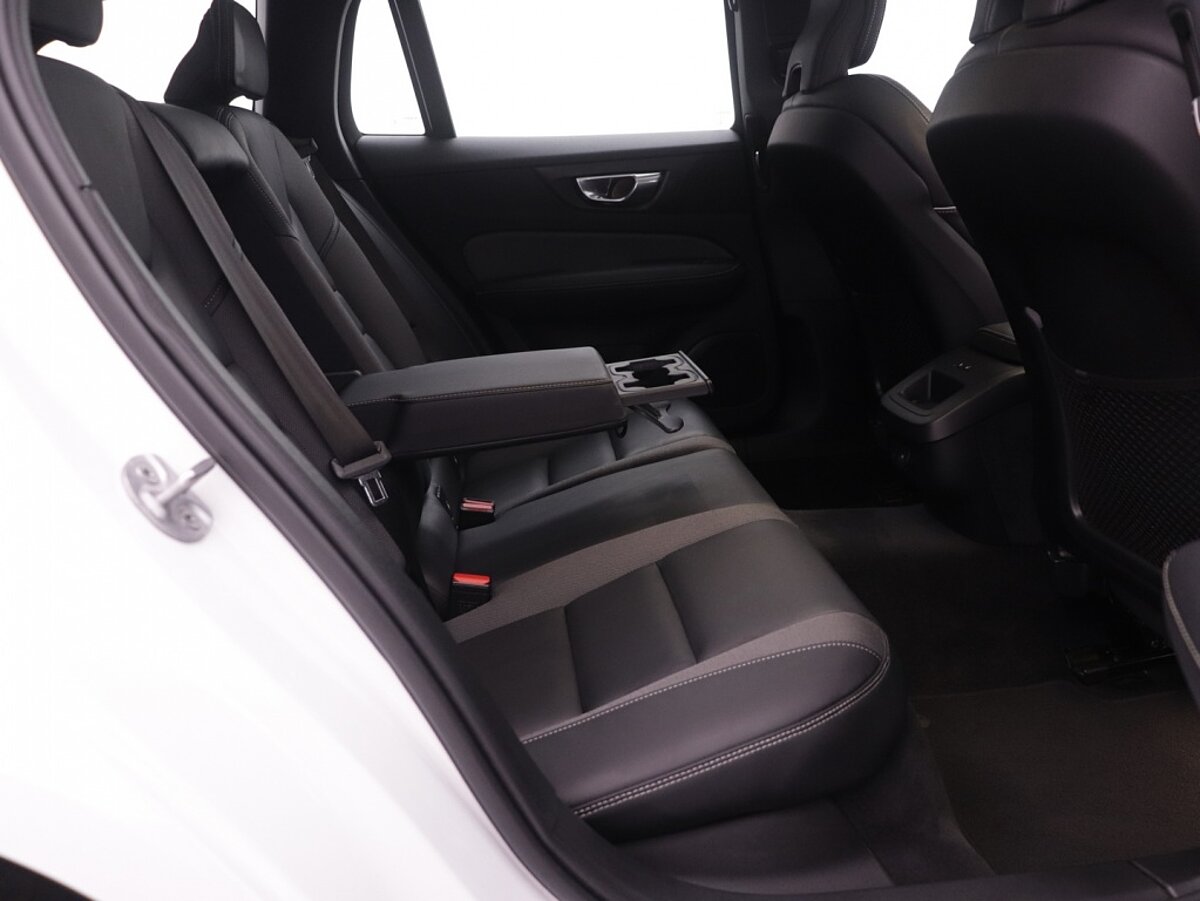 35143990 volvo v60 2 0 b3 plus dark 70