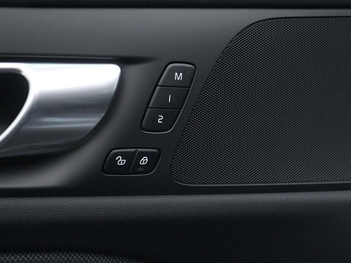 43755968 volvo v60 2 0 b3 plus dark sportstoelen zwarte hemel camera 69b4f3