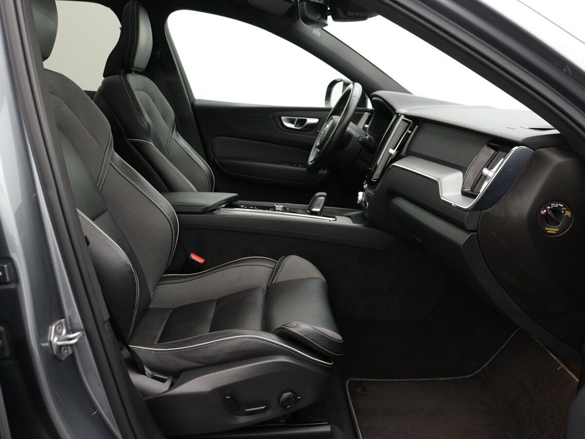 43863335 volvo xc60 2 0 recharge t8 r design 7