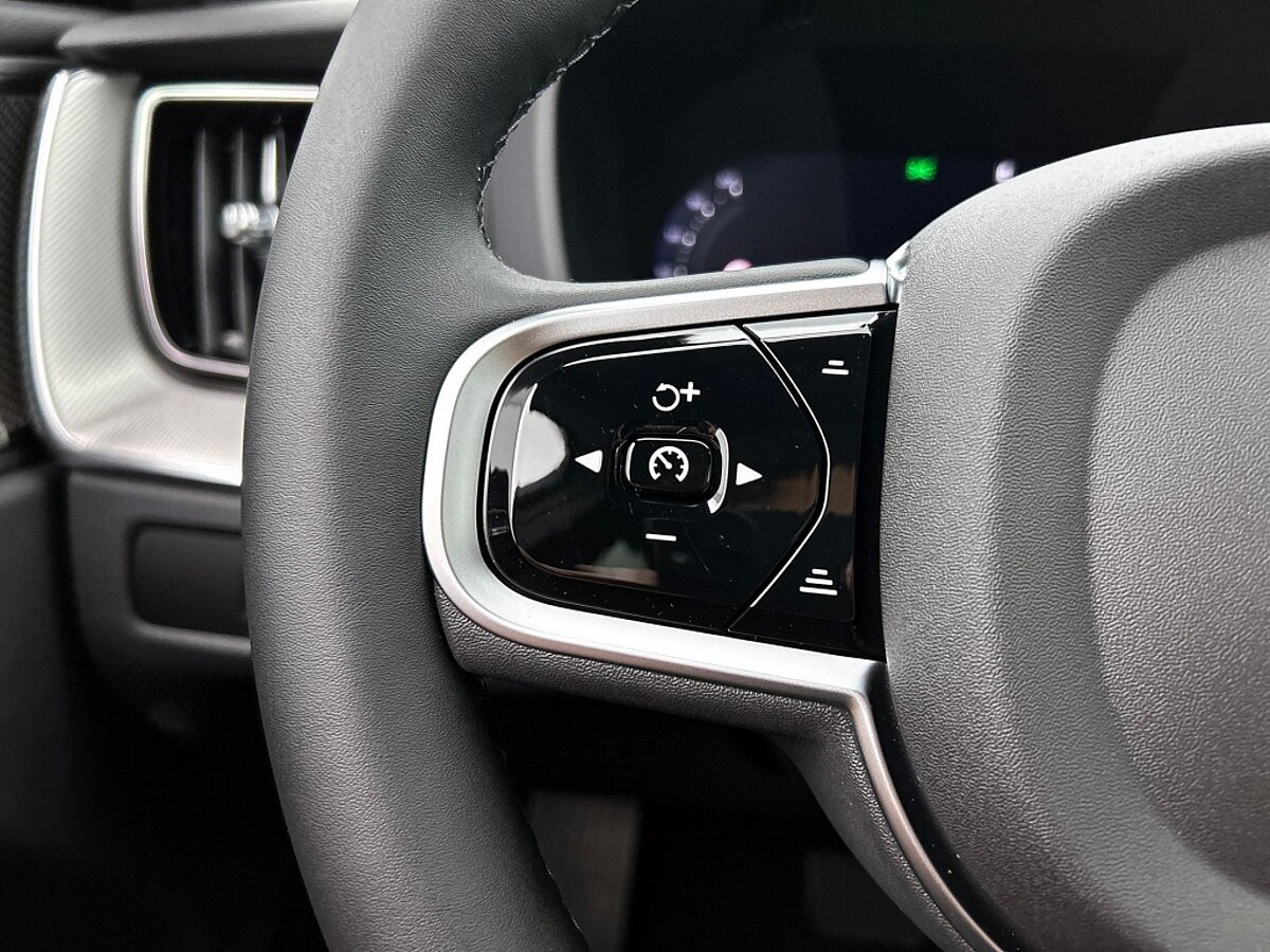 49427839 volvo xc60 t6 plus black edition nieuw voorraad onyx black nappa op 6 02