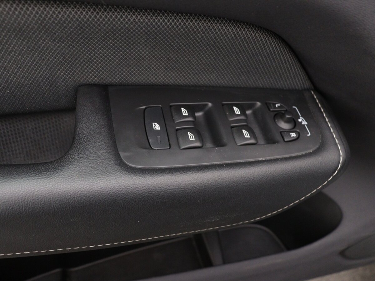 43863335 volvo xc60 2 0 recharge t8 r design 15