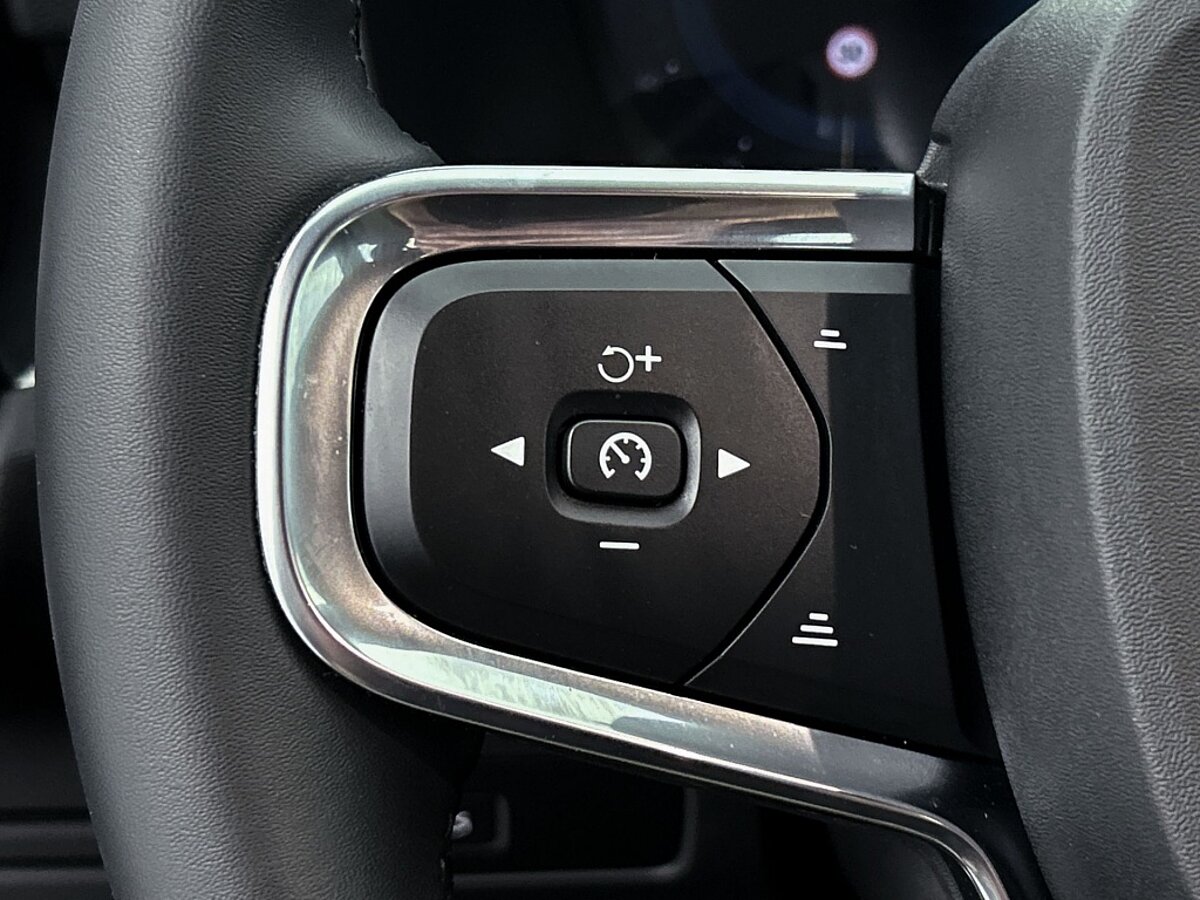 44775381 volvo xc40 2 0 b4 plus dark 53