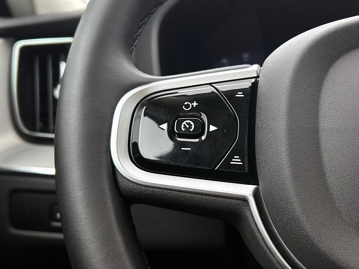 43680818 volvo xc60 2 0 t8 awd plus dark harman kardon panoramadak 21 lm velg 6 02