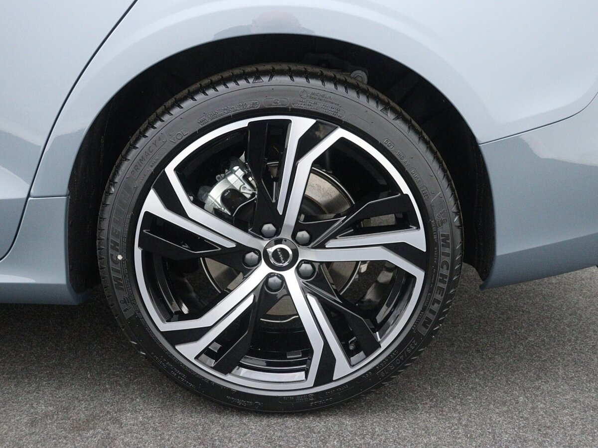 43755968 volvo v60 2 0 b3 plus dark sportstoelen zwarte hemel camera 541443