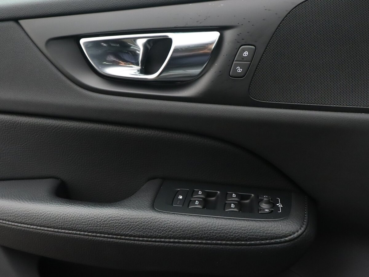 34990408 volvo v60 2 0 b4 momentum business trekhaak camera leder afc018