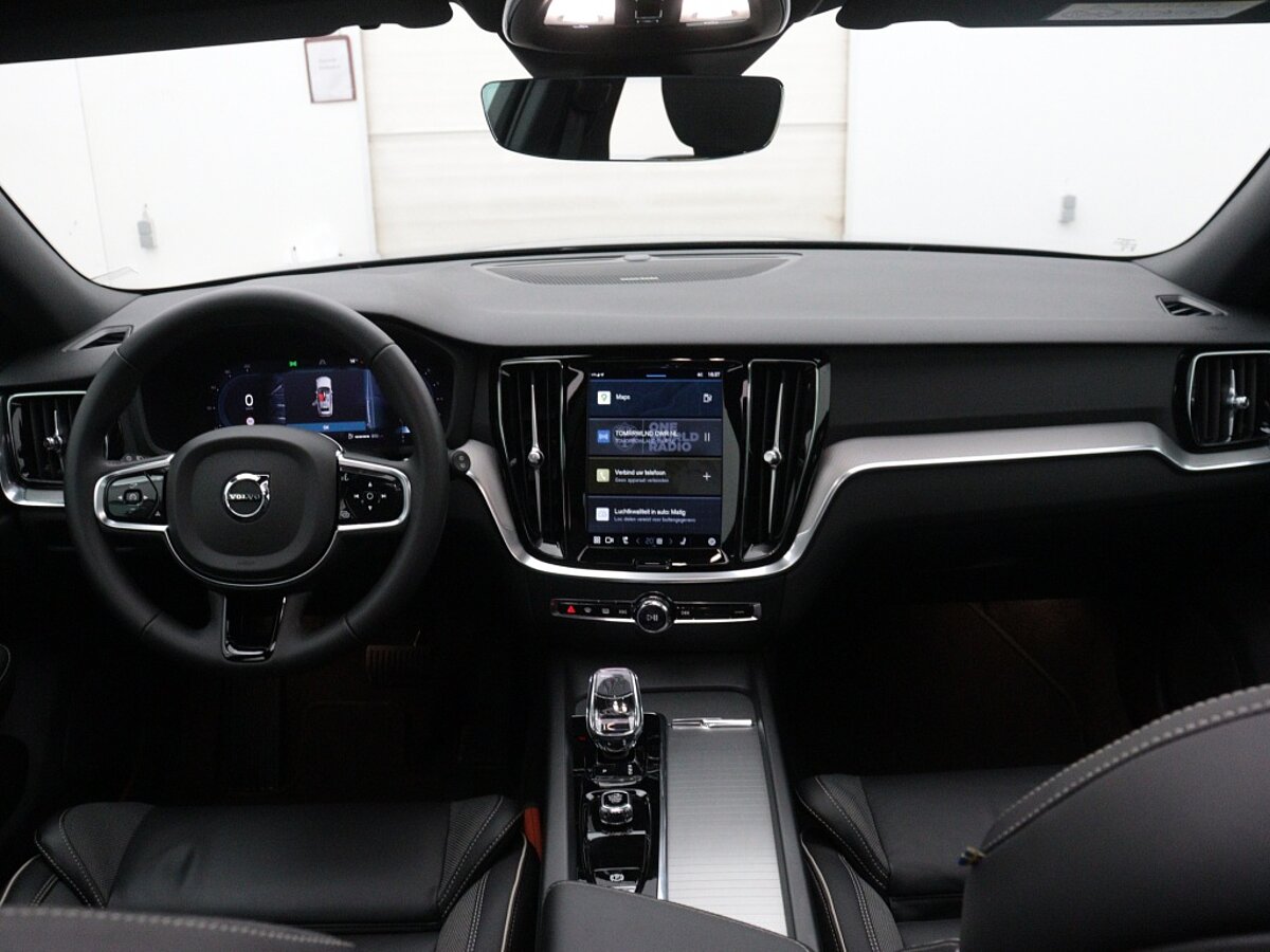 42420857 volvo v60 2 0 b3 plus dark panoramadak harman kardon trekhaak 360 5 10