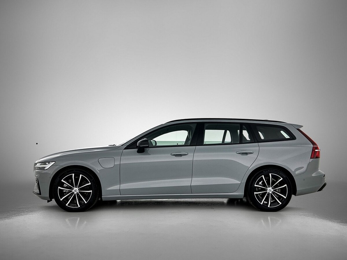 47443693 volvo v60 2 0 t6 awd dark 2 04