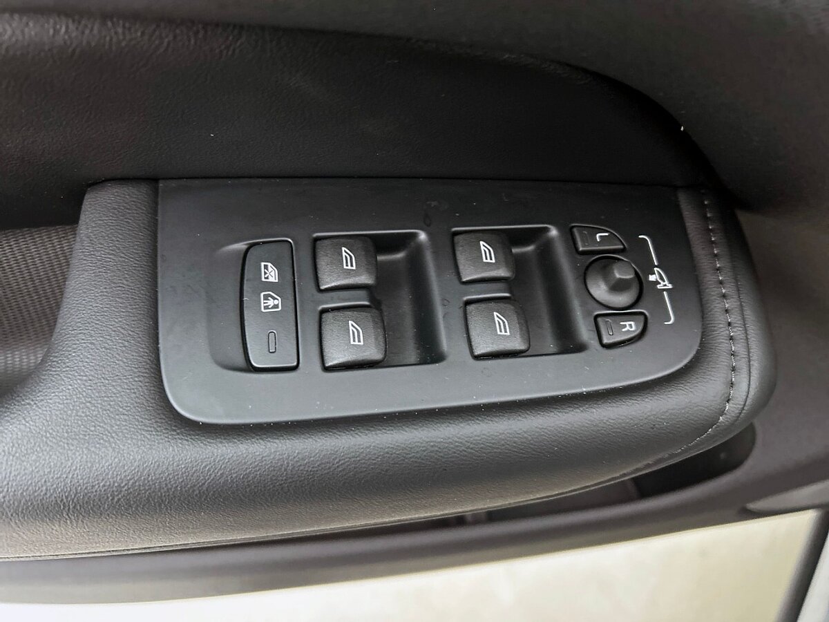 43680818 volvo xc60 2 0 t8 awd plus dark harman kardon panoramadak 21 lm velg 78